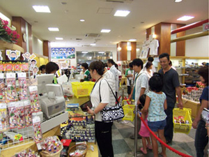 宮崎県庁前の物産店は東国原知事の人気で大繁盛