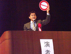 講演する浦和中央自動車教習所の小島政治インストラクター