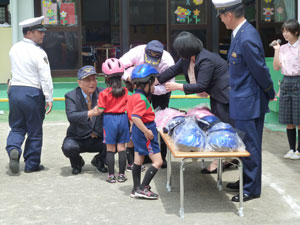 桜美林幼稚園にヘルメット贈呈　浦和東地区安全運転管理者協会