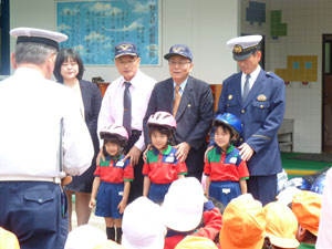 桜美林幼稚園にヘルメット贈呈　浦和東地区安全運転管理者協会